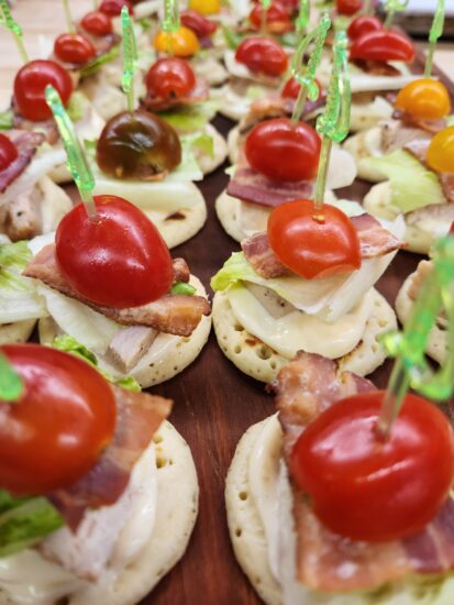 Canapés pour événements dans les salles de conférence de l'hôtel La Saguenéenne, parfaits pour les pauses.