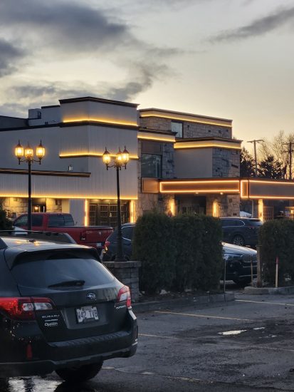 Hôtel La Saguenéenne - Vue extérieure la nuit