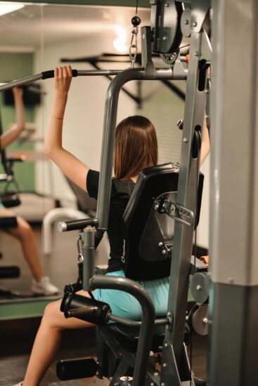 Machine de musculation moderne au centre d'entraînement de l'Hôtel La Saguenéenne.