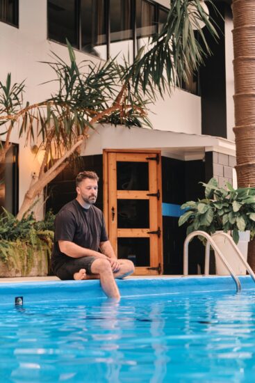 Piscine intérieure à Saguenay – Relaxez après une journée de travail intense.