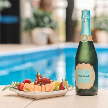 À la piscine de l’hôtel, détendez-vous comme dans un resort tout en savourant les plats du restaurant. Plat signature du restaurant Tomahawk Grill, préparé par nos chefs talentueux à partir d'ingrédients soigneusement sélectionnés.