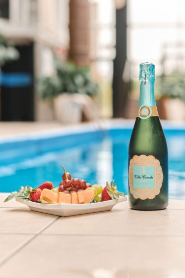 À la piscine de l’hôtel, détendez-vous comme dans un resort tout en savourant les plats du restaurant. Plat signature du restaurant Tomahawk Grill, préparé par nos chefs talentueux à partir d'ingrédients soigneusement sélectionnés.