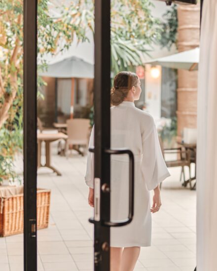 Entrée à la piscine de l’Hôtel La Saguenéenne, offrant une ambiance relaxante pour les invités