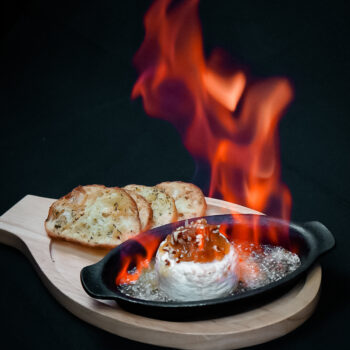 Fromage flambé du chef Tomahawk -Plat signature du restaurant Tomahawk Grill, préparé par nos chefs talentueux à partir d'ingrédients soigneusement sélectionnés.