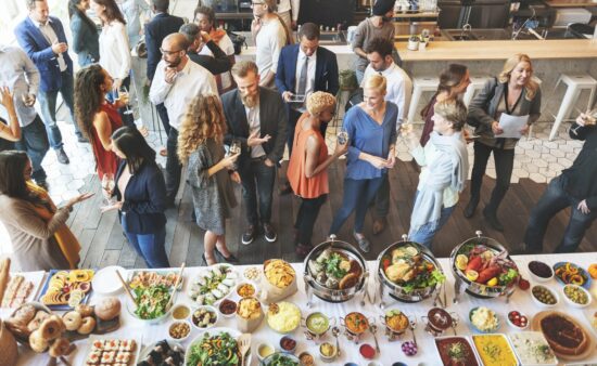 Buffet élégant avec des invités dégustant des bouchées dans une ambiance conviviale à Saguenay.