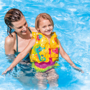 Piscine de l'hôtel La Saguenéenne avec des enfants s'amusant dans l'eau – espace idéal pour les familles