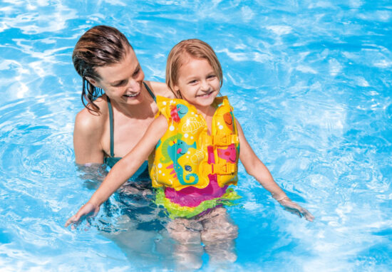 Piscine de l'hôtel La Saguenéenne avec des enfants s'amusant dans l'eau – espace idéal pour les familles