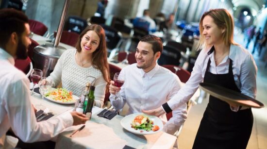 Tomahawk Grill – a warm and inviting restaurant in Chicoutimi, perfect for food lovers who enjoy great company.