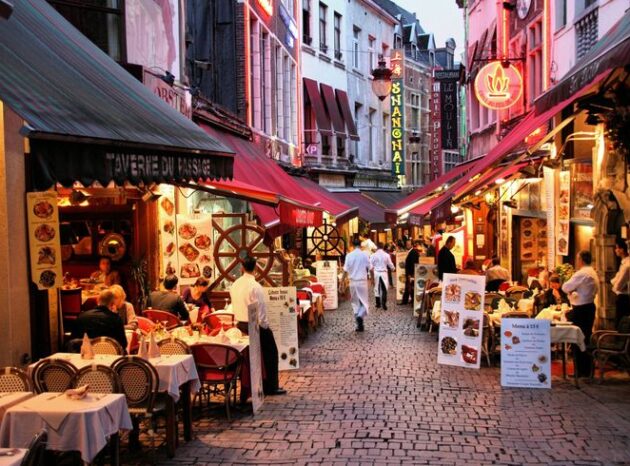 Для изображения с улицей европейского ресторана я предлагаю следующие SEO-оптимизированные элементы: Texte alternatif (Alt): 