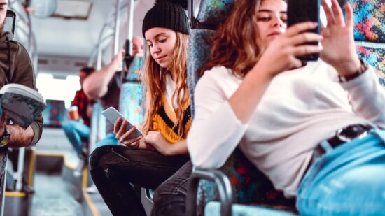 Un groupe d'adolescents souriants participant à une activité éducative et sportive au Québec, dans un cadre d’aventure et de découverte.