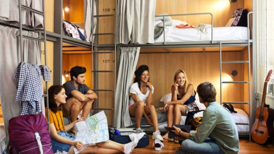 Adolescents explorant Saguenay et profitant de moments de détente