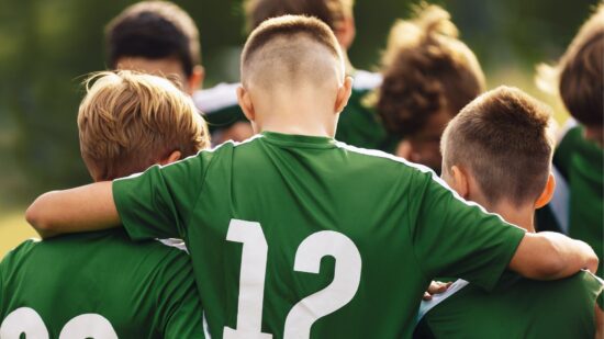 Des adolescents, joueurs de football, arrivant à un événement sportif à Chicoutimi, prêts à donner le meilleur d’eux-mêmes.