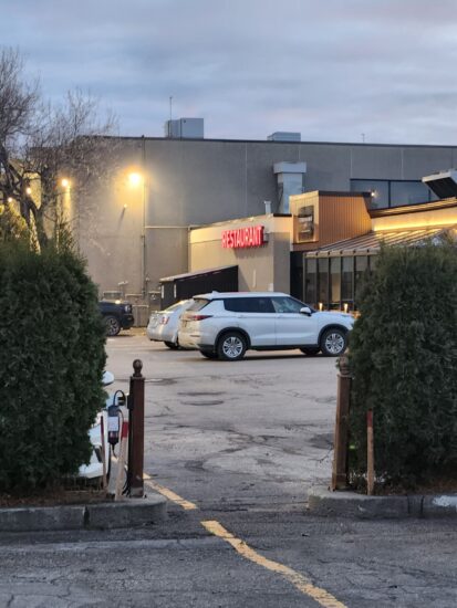 Grand stationnement de l’Hôtel La Saguenéenne au centre de Chicoutimi, spacieux et accessible en toute saison.