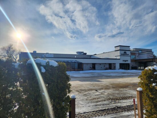 Grand stationnement de l’Hôtel La Saguenéenne au centre de Chicoutimi, spacieux et accessible en toute saison.