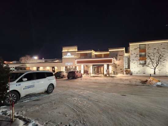 Grand stationnement de l’Hôtel La Saguenéenne au centre de Chicoutimi, spacieux et accessible en toute saison.