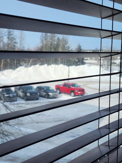 Grand stationnement de l’Hôtel La Saguenéenne au centre de Chicoutimi, spacieux et accessible en toute saison.