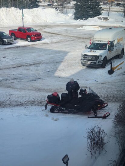 Grand stationnement de l’Hôtel La Saguenéenne au centre de Chicoutimi, spacieux et accessible en toute saison.