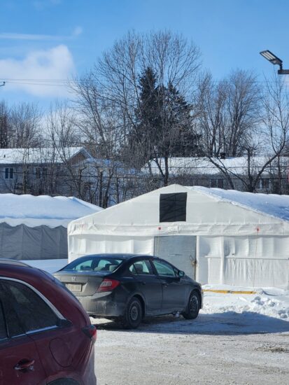 Grand stationnement de l’Hôtel La Saguenéenne au centre de Chicoutimi, spacieux et accessible en toute saison.
