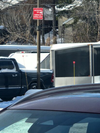 Grand stationnement de l’Hôtel La Saguenéenne au centre de Chicoutimi, spacieux et accessible en toute saison.