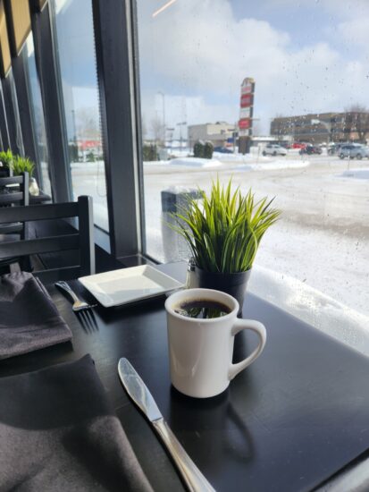 Stationnement de l’Hôtel La Saguenéenne vu depuis le restaurant Tomahawk Grill, accessible pour tous les clients.