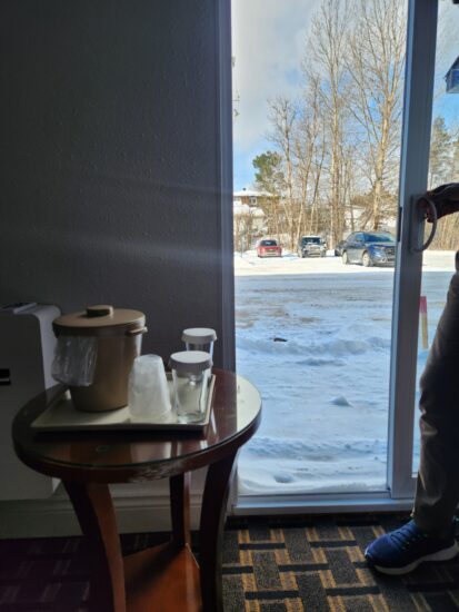 Chambre de l’Hôtel La Saguenéenne avec accès direct au stationnement et à la zone de rangement pour motoneiges.