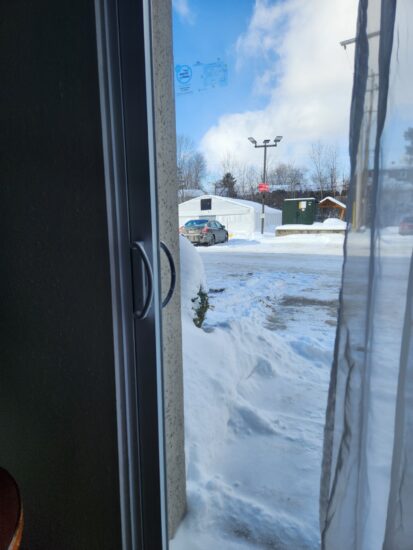 Sortie directe de la chambre vers le stationnement des motoneiges à l'hôtel La Saguenéenne.
