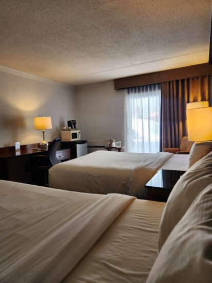 Chambre au rez-de-chaussée avec accès direct au stationnement des motoneiges – idéal pour les amateurs de sensations hivernales.