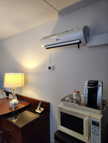 Chambre tout équipée à l’hôtel La Saguenéenne, avec cafetière, micro-ondes, réfrigérateur, bureau, coffre-fort et peignoir douillet pour un confort optimal.