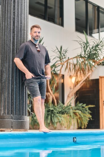 Un homme se détend dans la piscine de l’hôtel La Saguenéenne après une journée bien remplie à Saguenay.