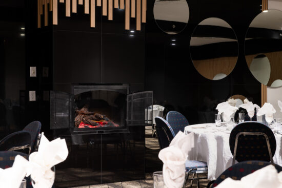 Salle Le Fjord du Saguenay à Chicoutimi, un espace moderne et polyvalent pour conférences et événements.