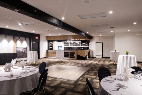 Salle Le Fjord du Saguenay à Chicoutimi, un espace moderne et polyvalent pour conférences et événements.