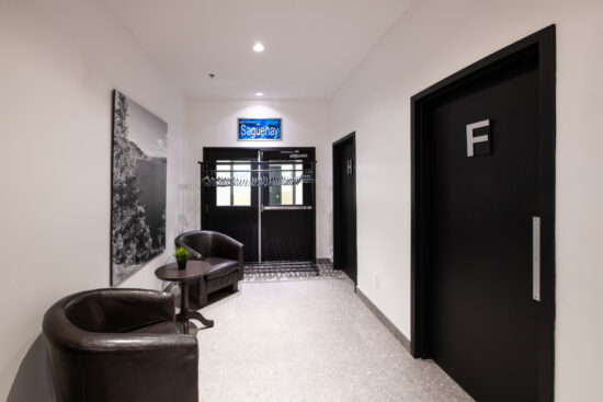 Salle Le Fjord du Saguenay à Chicoutimi, un espace moderne et polyvalent pour conférences et événements.