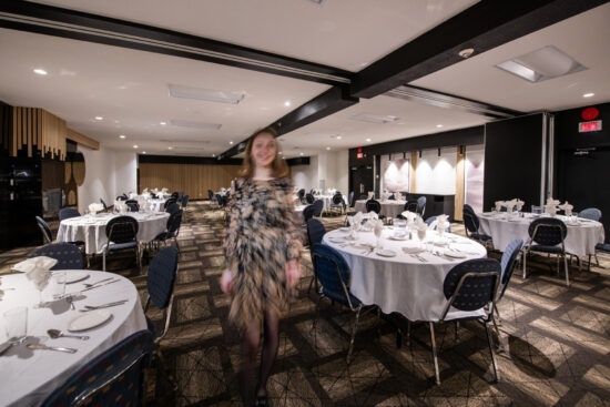 Salle Le Fjord du Saguenay à Chicoutimi, un espace moderne et polyvalent pour conférences et événements.