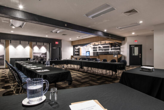 Salle Le Fjord du Saguenay à Chicoutimi, un espace moderne et polyvalent pour conférences et événements.