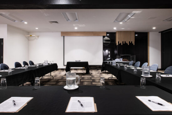 Salle Le Fjord du Saguenay à Chicoutimi, un espace moderne et polyvalent pour conférences et événements.