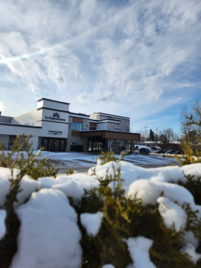 Vue frontale de l’Hôtel La Saguenéenne à Saguenay, un cadre idéal pour séjours d’affaires et de loisirs