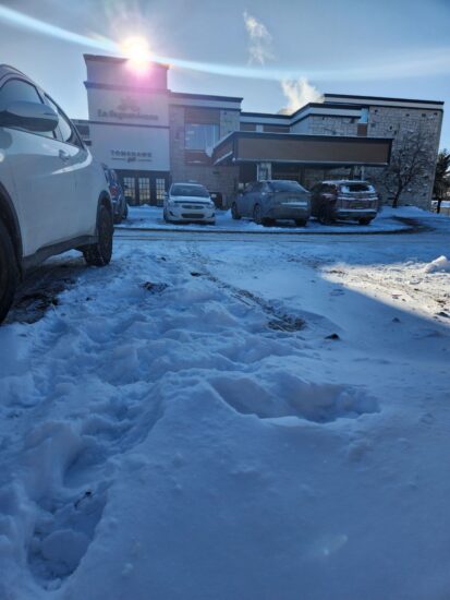 Vue panoramique de l'hôtel La Saguenéenne à Saguenay, idéale pour les motoneigistes.
