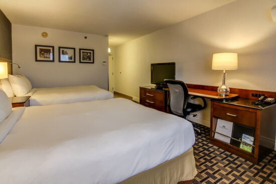 Chambre standard avec 2 lits doubles à l’Hôtel La Saguenéenne, idéale pour un séjour économique ou pour partager entre motoneigistes.