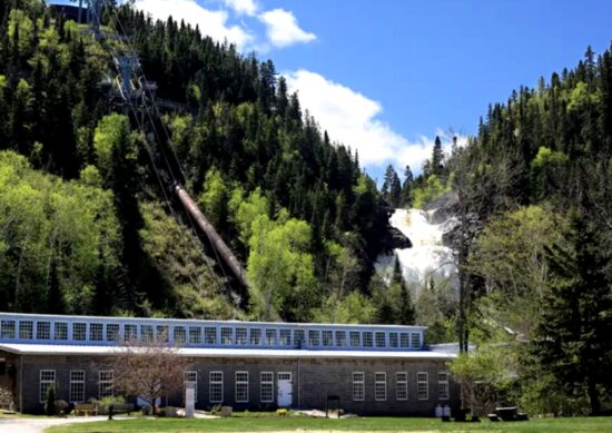 Village historique de Val-Jalbert, site emblématique du patrimoine au Saguenay