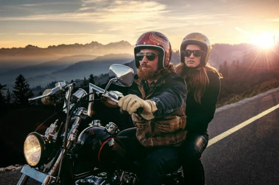 Motards sur une route panoramique au Saguenay Lac-St-Jean au coucher du soleil
