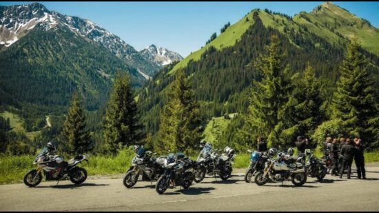 Motards sur une route panoramique au Saguenay Lac-St-Jean au coucher du soleil