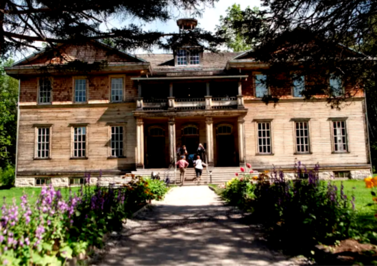 Village historique de Val-Jalbert, site emblématique du patrimoine au Saguenay