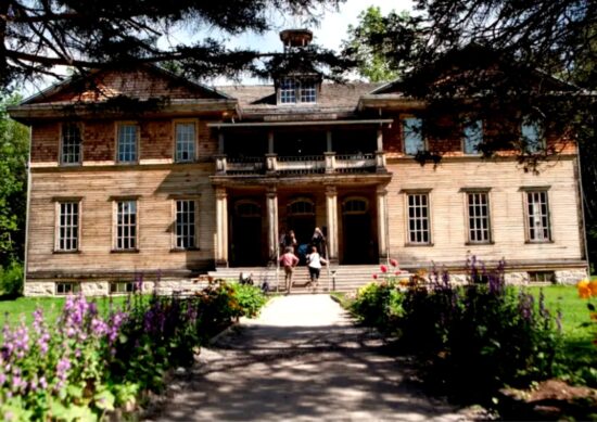 Village historique de Val-Jalbert, site emblématique du patrimoine au Saguenay