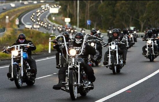 Chambre rénovée avec 2 lits Queen à l’Hôtel La Saguenéenne – confort et espace pour un séjour agréable, parfait pour les groupes explorant le Saguenay.