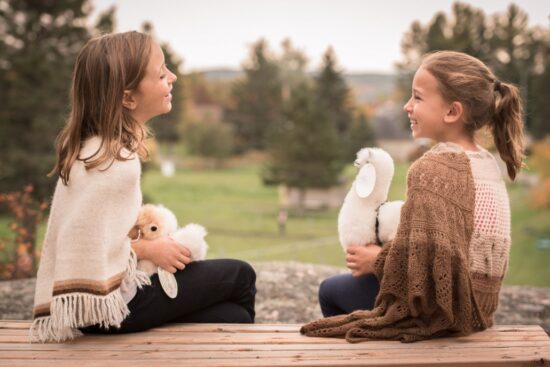 Découvrez l’expérience unique d’Alpaga Bersi Saguenay : une ferme urbaine où douceur, nature et aventure se rencontrent. Profitez d’une interaction magique avec des alpagas huacayas et explorez un sentier enchanteur au cœur du Saguenay.