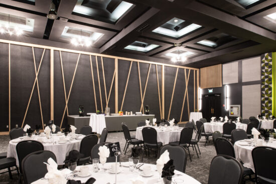 Spacieuse salle Rivière Chicoutimi B à Saguenay, idéale pour conférences, expositions et réceptions jusqu'à 750 personnes.