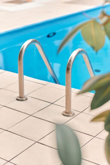 Heated indoor swimming pool at Hôtel La Saguenéenne, perfect for relaxation and family fun.