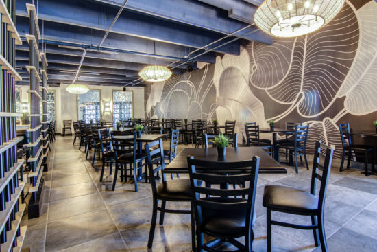 Salle du restaurant Tomahawk Grill à Saguenay, avec ambiance chaleureuse et décor boisé.